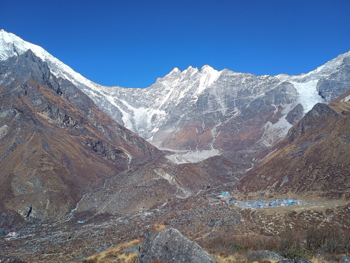 Kyanjin Gompa sevřený horami