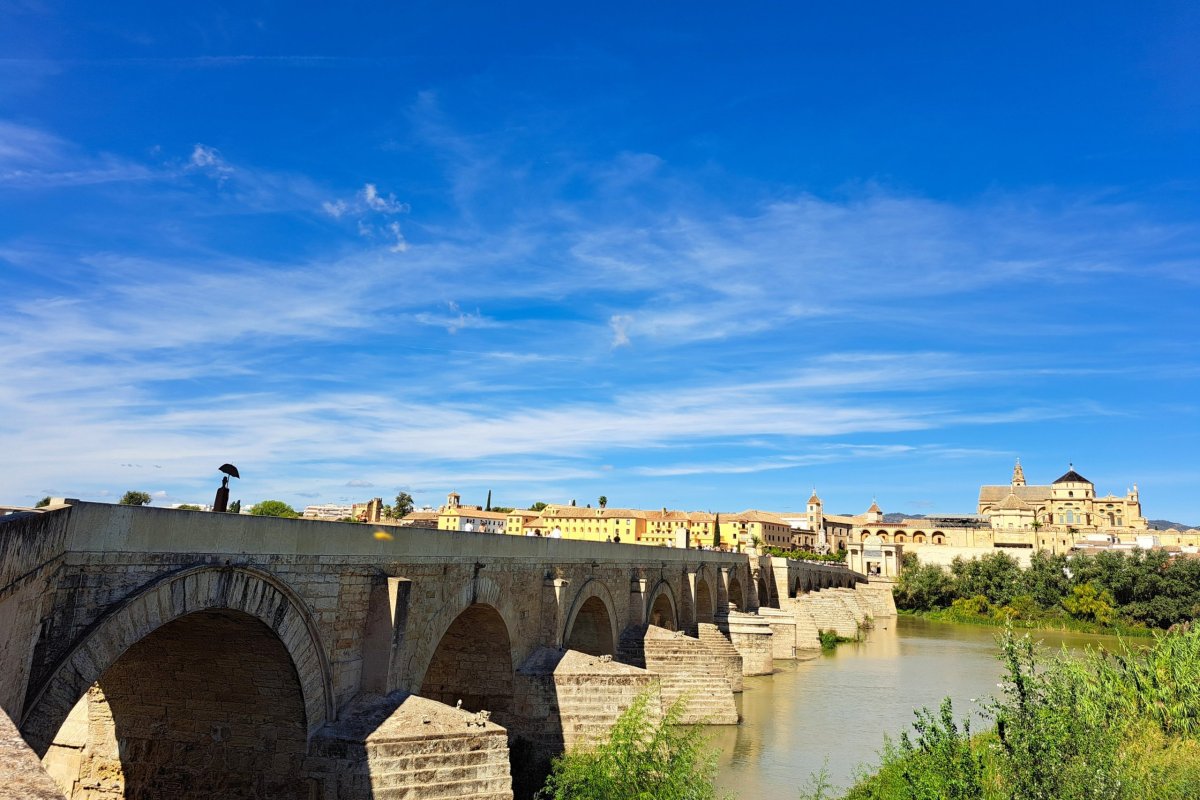 Puente romano z protějšího břehu