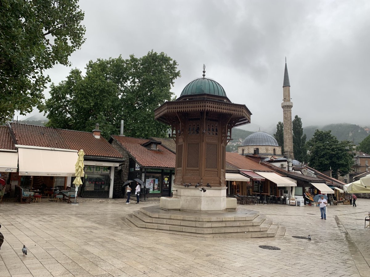 Sarajevo - kašna Sebilj a mešita Beščaršija