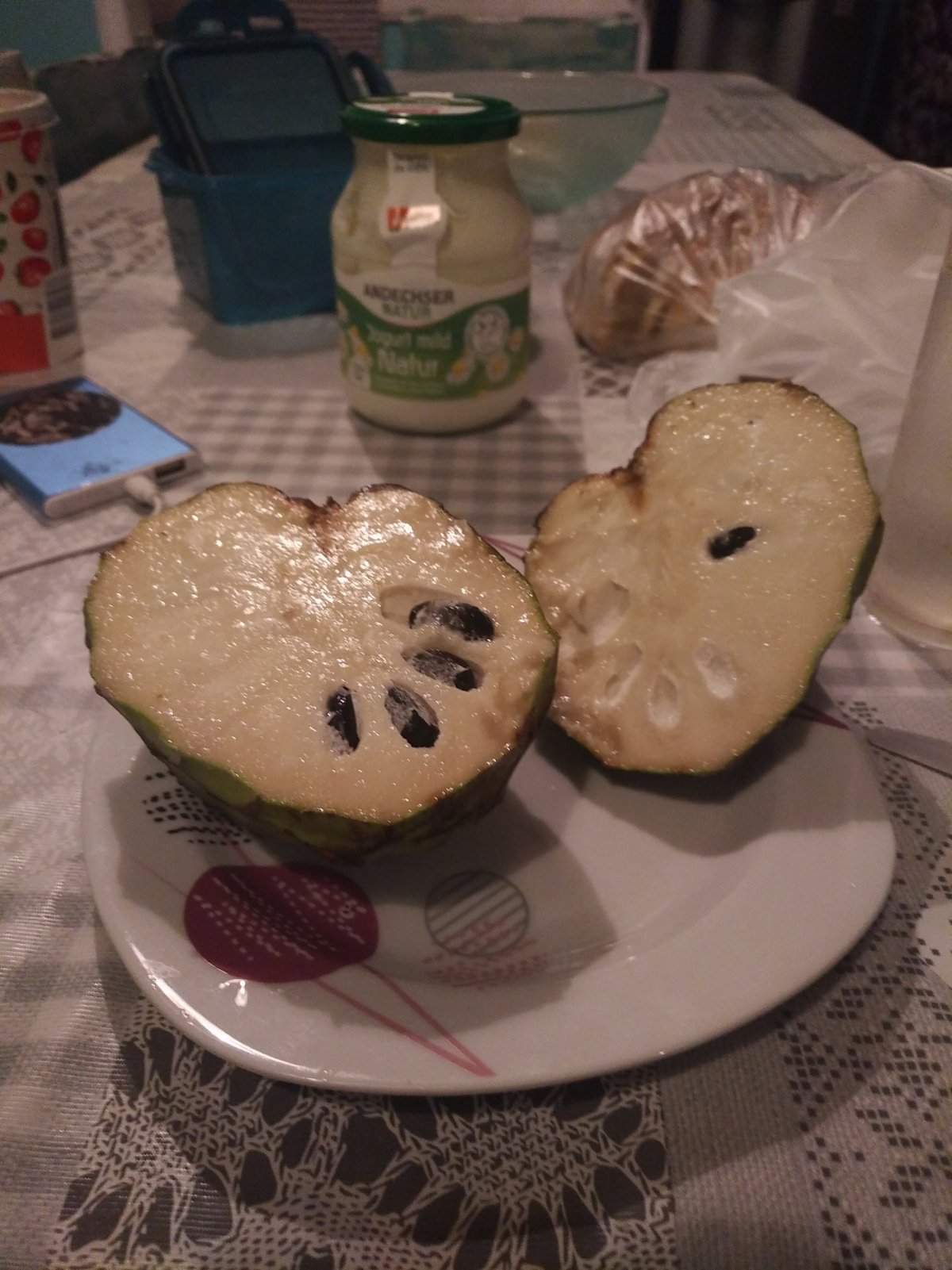 Cherimoya na talíři